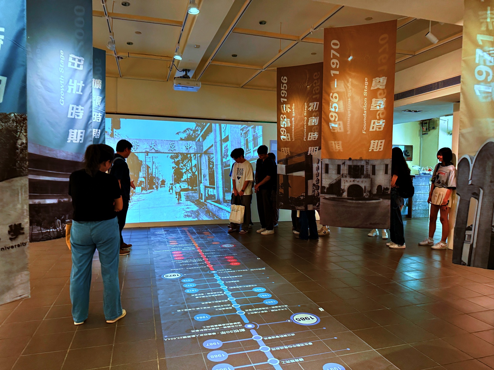 「中原藝世紀 璀璨七十年」特展以跨媒材呈現校史脈絡，為校慶注入濃厚藝術氣息。(中原大學提供)